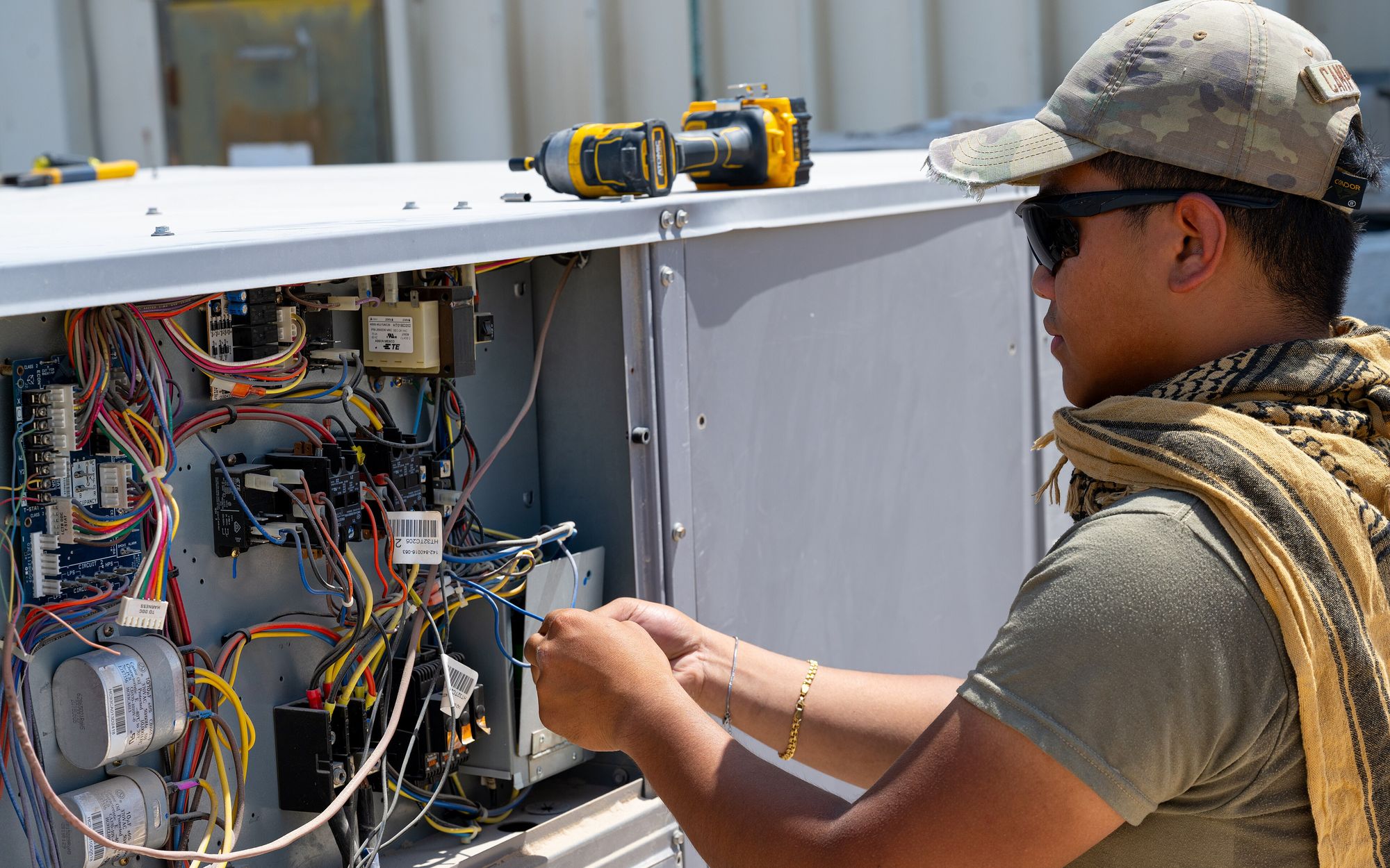 Técnico dando mantenimiento a un equipo de aire acondicionado