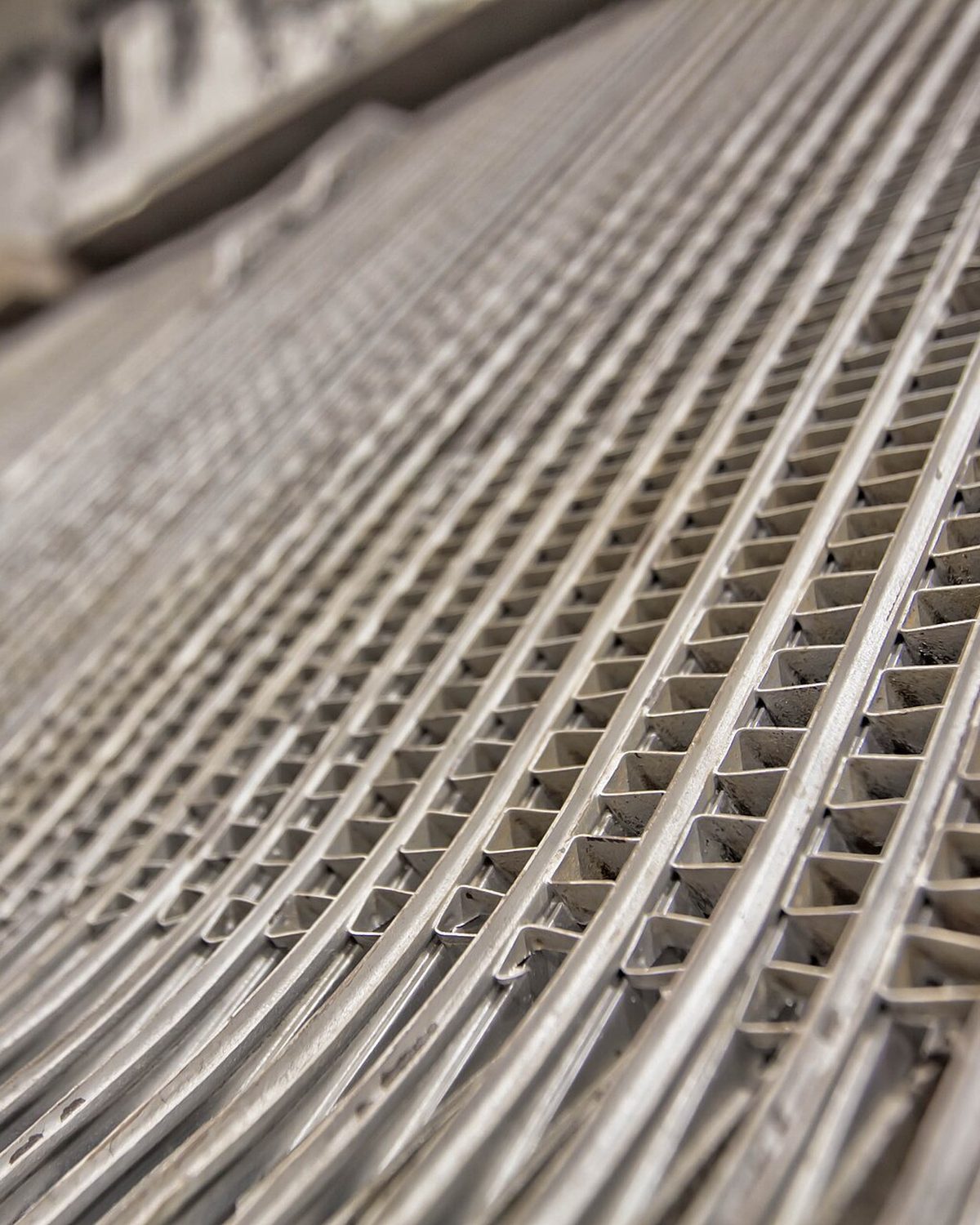 Serpentín con aletas de aluminio en primer plano