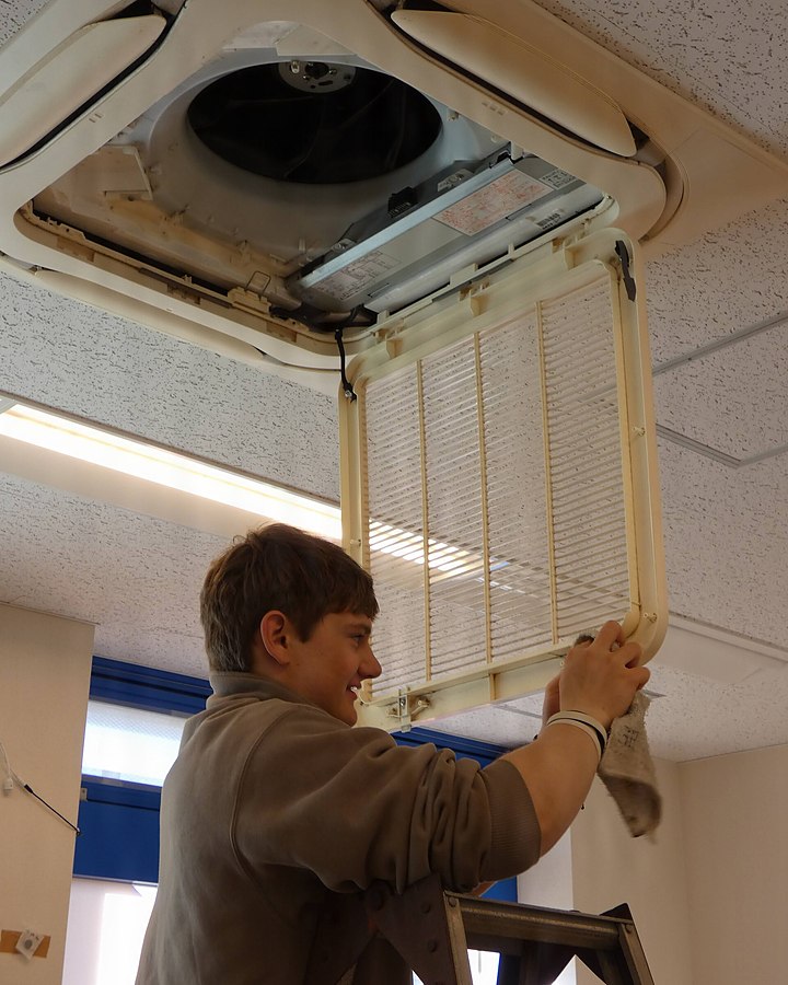 Técnico dando servicio a una unidad de techo